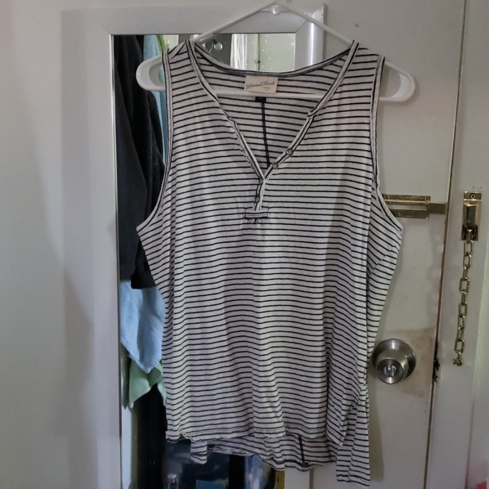 Like New Universal Threads Top